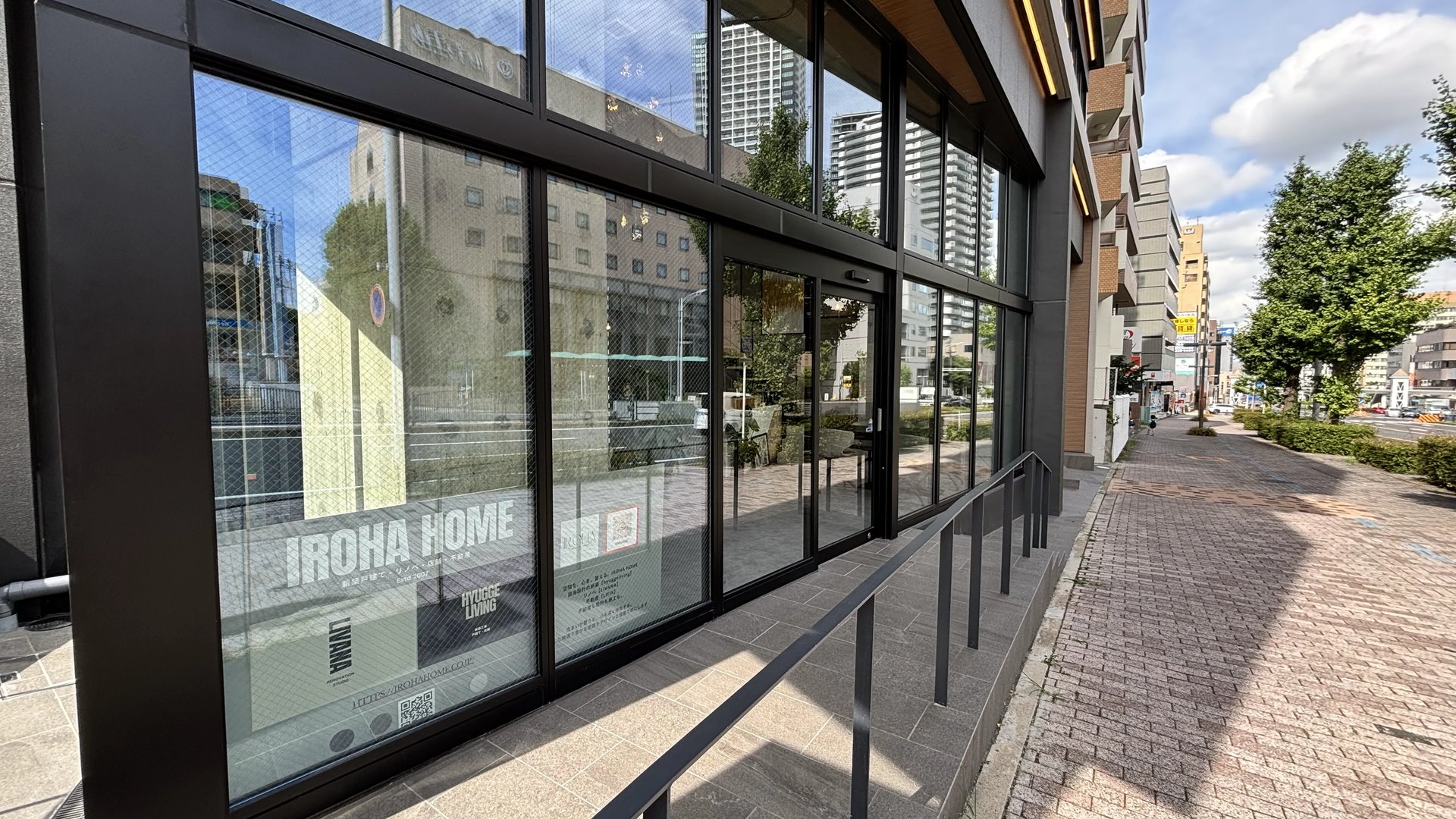 クルールテラス覚王山のIROHA HOME店舗（昼の外観・ガラス面のロゴ）